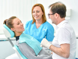 Zahnarzt Domagala mit Patientin: Prophylaxe und Zahnpflege